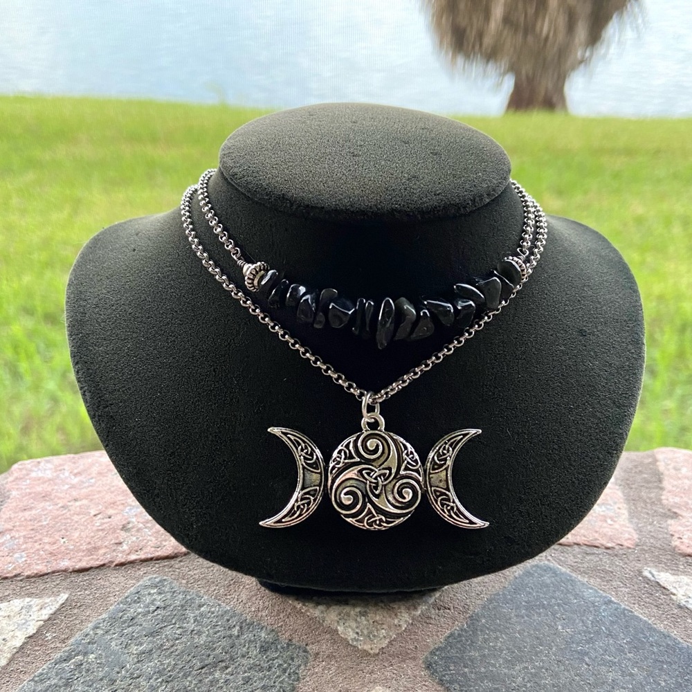 Celtic moon necklace . Double layer onyx & celtic knot triple moon charm - Picture 12 of 13